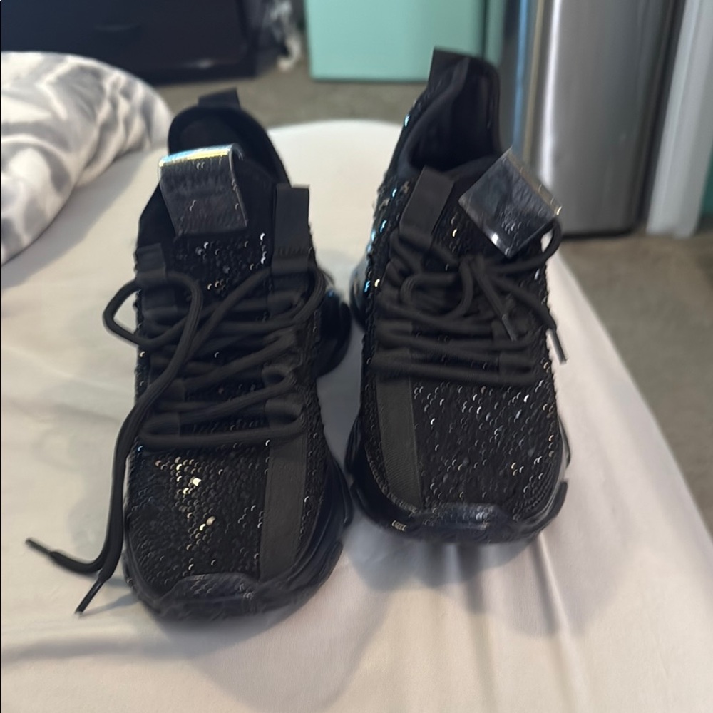Steve Madden Black Athletic Shoes with Sleek Design and Knit Texture